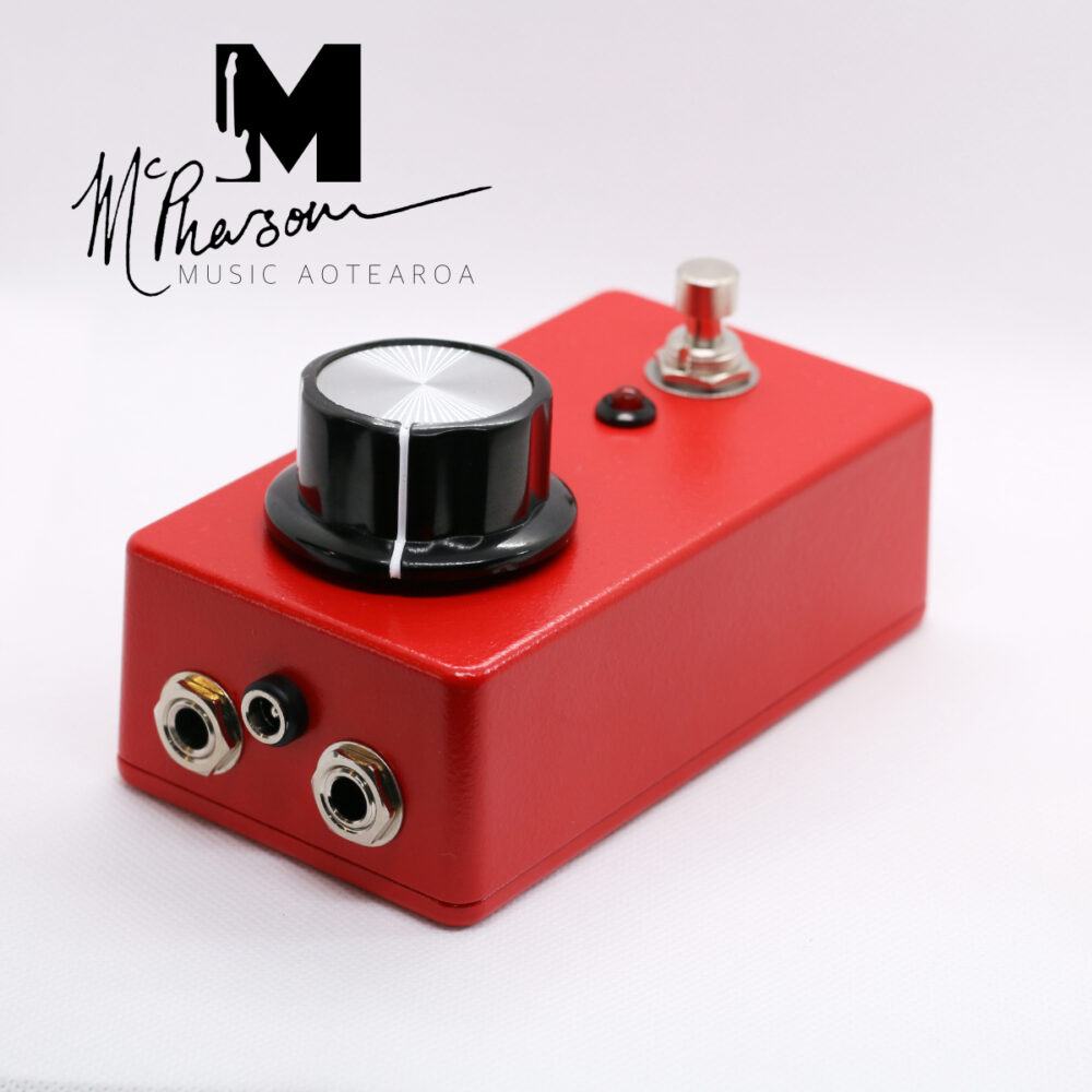 The Red Gizmo™️ is an incredible Fuzz that is extremely simple to use with huge versatility.
The large knob has 12 different Fuzz Voicings with dialled-in, pre-set Tone + Output Volume.
Your guitar becomes part of the circuit interacting with the Fuzz to create some stunning overdrive tones by using your guitar's volume & tone controls.